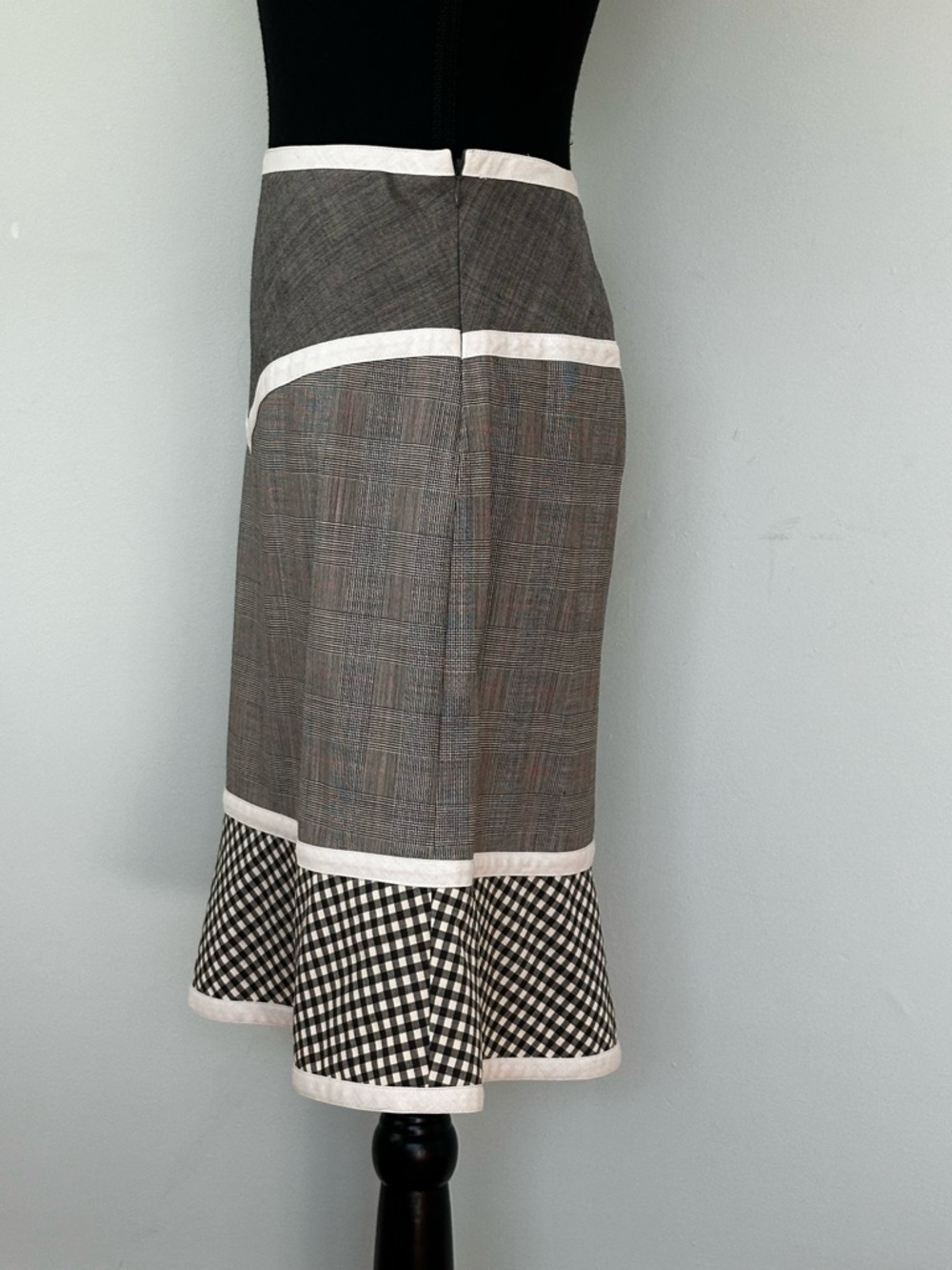 Chic Vintage Moschino Gray Plaid Skirt with White Trim and Gingham Accents - Picture 3 of 6